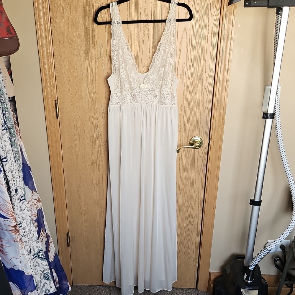 Vintage Shadowline Women’s Ivory Lace Bust Maxi Nightgown